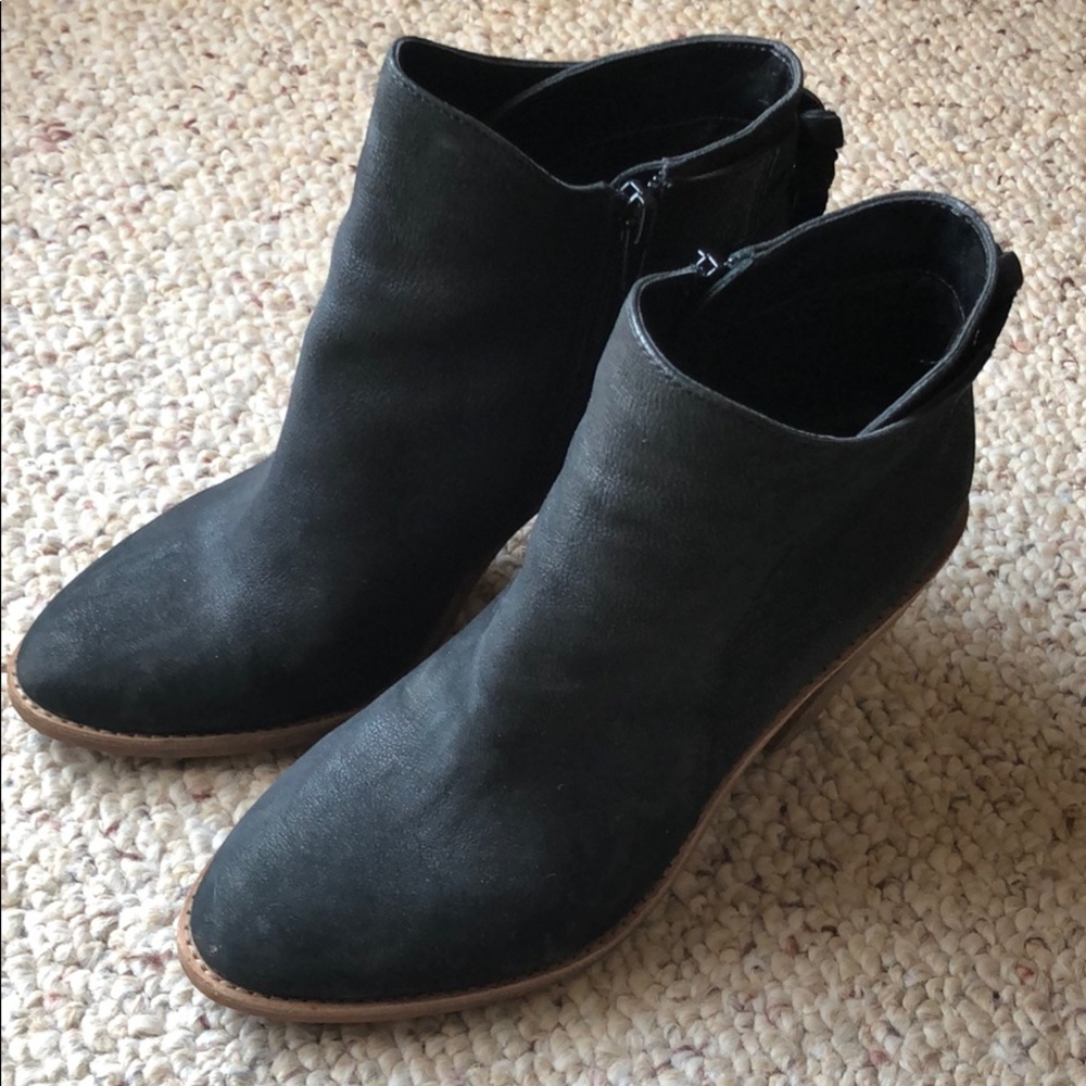 VINCE CAMUTO booties